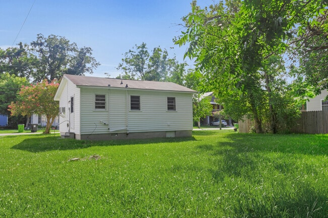 Building Photo - 304 B St