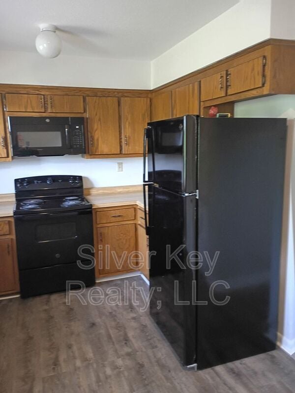 Building Photo - 823 Englewood Rd