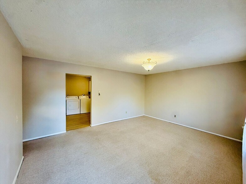 Building Photo - 2509 Royalty Ct
