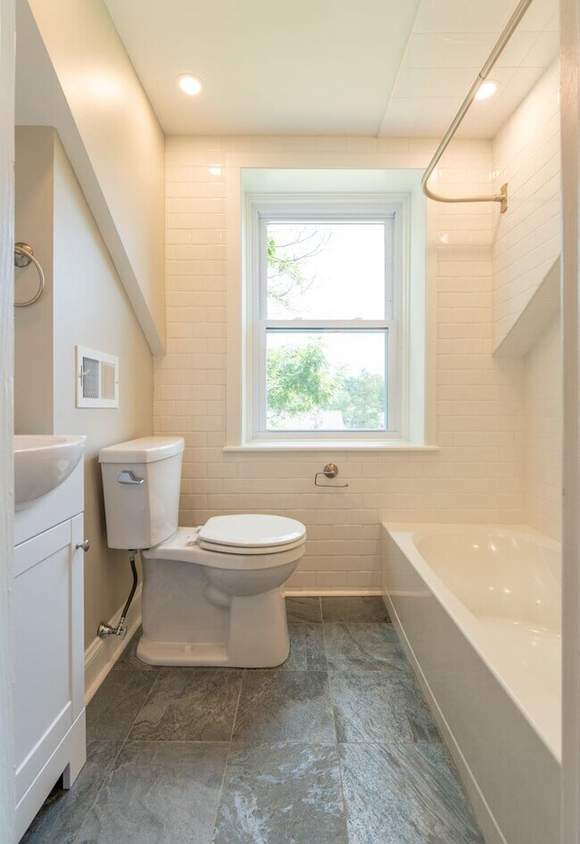 Building Photo - Rare 4 bed Gem in Marple Newtown