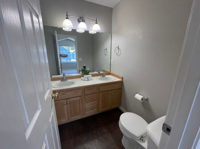 Building Photo - Super-Cute Townhouse! 3 bed + 2.5 baths w/ Fantastic Floor Plan! (A/C & Washer / Dryer included!)