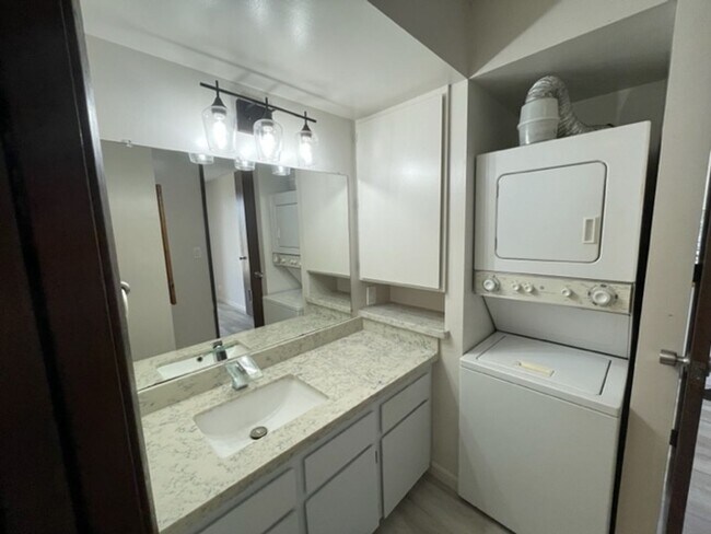 Building Photo - Available on 8/1/25, 600 sqft, 1 Bedroom, ...