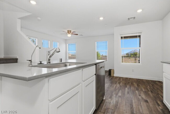Building Photo - 482 Golden Myna Ave