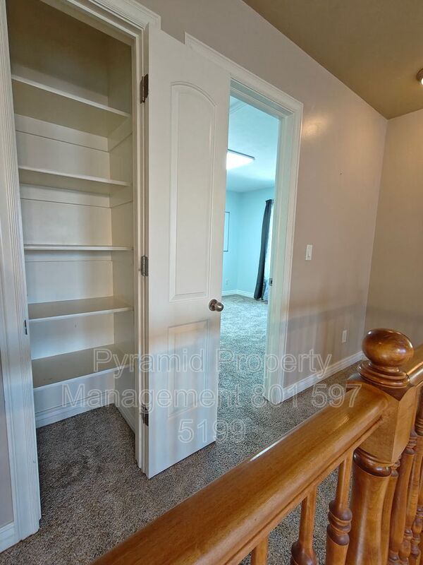 Building Photo - 2896 E Lookout Dr