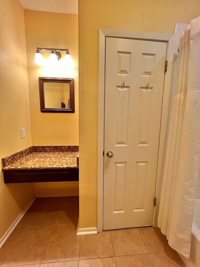 Building Photo - WONDERFUL WEST CAMPUS 1 BEDROOM - AVAILABLE AUGUST 2026 - OVERLOOK CONDOS - $1600