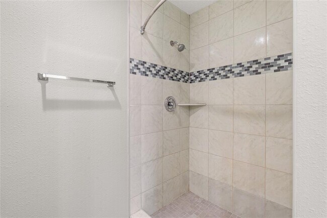 Building Photo - 6802 Vialinda Dr