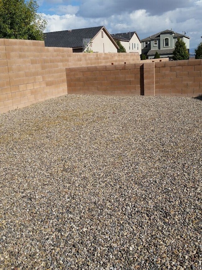 Building Photo - Beautiful Home in Gated Community w/pool