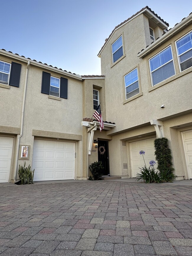 Building Photo - 4089 Peninsula Dr