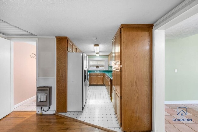 Building Photo - 3 bedrooms, 1.5 bath on large lot in North...