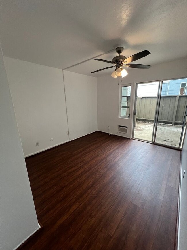 Building Photo - Loft, 2 Bedrooms, Split Townhouse, AC, 2 Parking