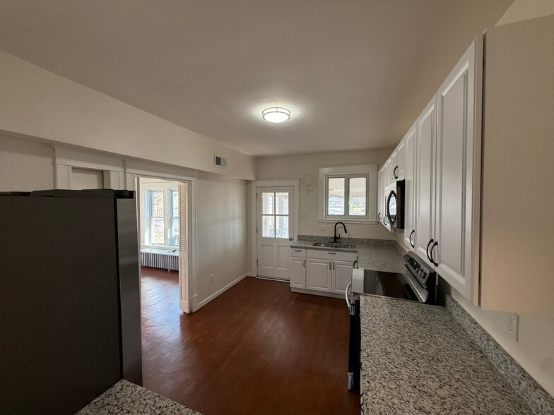 Brand new kitchen with granite counters - 3068 Bellerive Dr