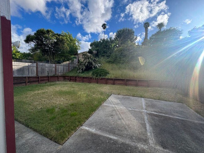 Building Photo - Spacious Hercules Home Near Parks & Schools with Large Backyard