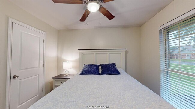 Building Photo - 810 Camellia Ct