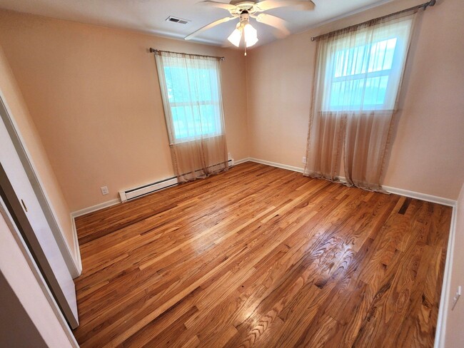 Building Photo - Quiet Country 3BR Ranch with 3.8acres betw...