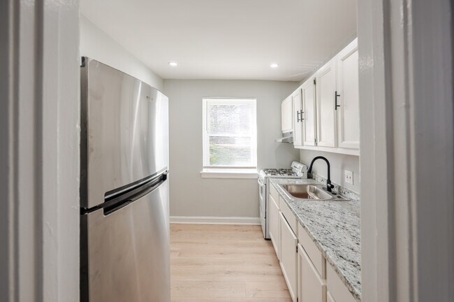 Building Photo - 5033 Hanna Pl SE