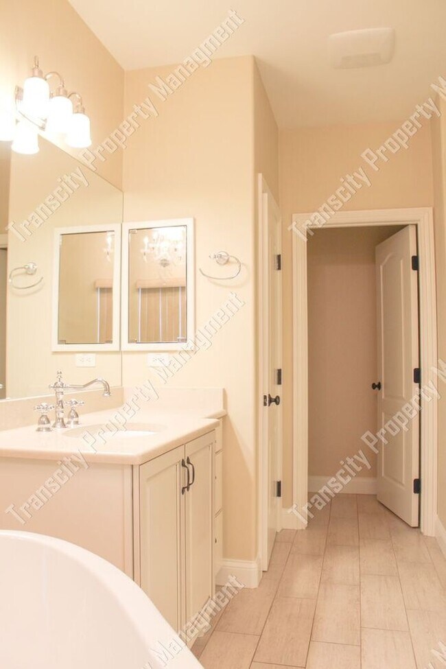 Building Photo - Spacious Custom Home Near Lindsay and McKe...