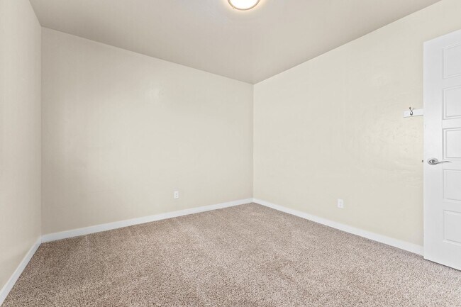 Building Photo - 5 Bedroom 2.5 Bath FOUR CAR GARAGE Eagle, ...