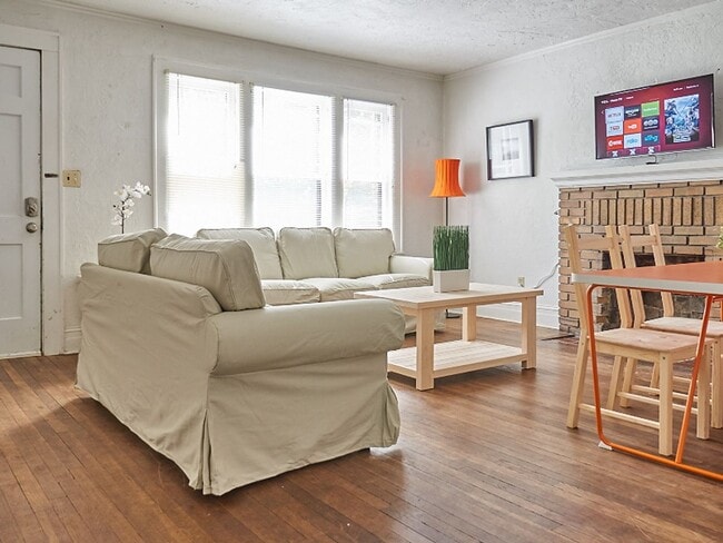 Building Photo - R0504