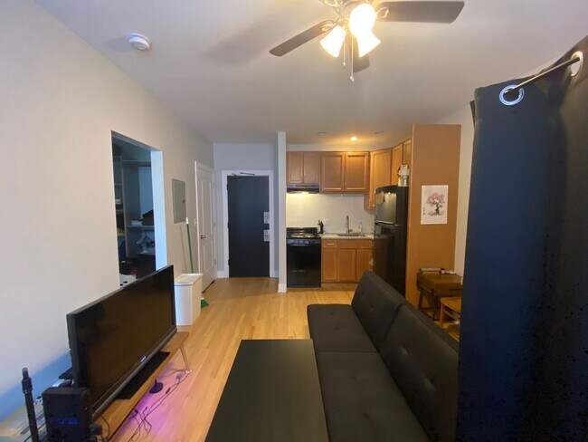 Building Photo - Remodeled Uptown Studio! Red Line - Lake