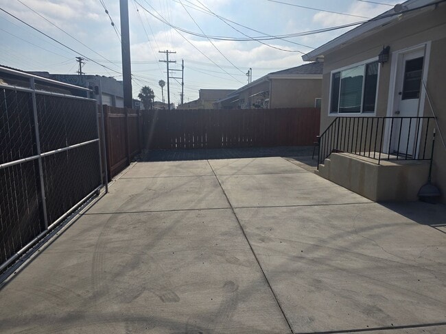 Building Photo - Large 2 bed 1 Bath House