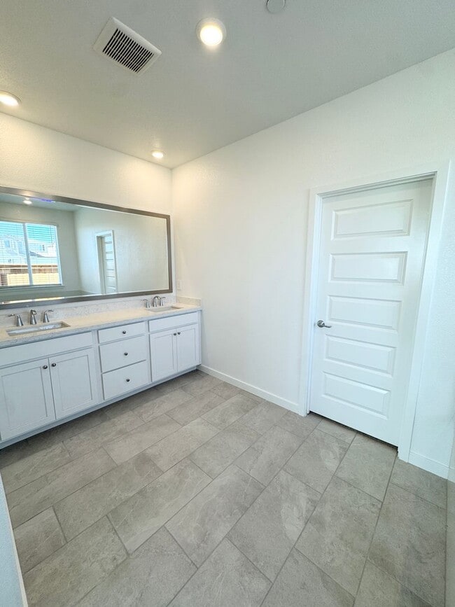 Building Photo - 5372 Island Yacht Wy