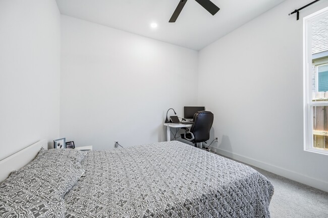 Building Photo - 31051 Sun Vly Dr
