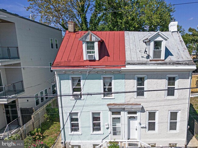 Building Photo - 129 E Phil Ellena St