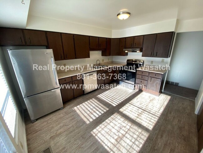 Building Photo - Spacious 3 bedroom, 1.5 bathroom condo in ...