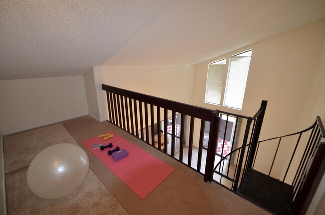 Building Photo - Penthouse 1 Bedroom with Loft!