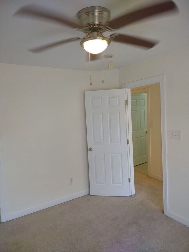 Building Photo - Lovely 2 Bedroom House | Great Location!