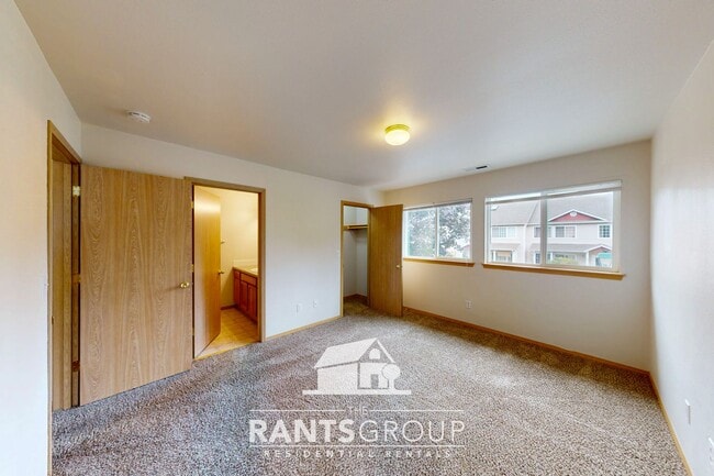 Building Photo - Spacious 3 Bed, 2.5 Bath Townhome in Lacey...
