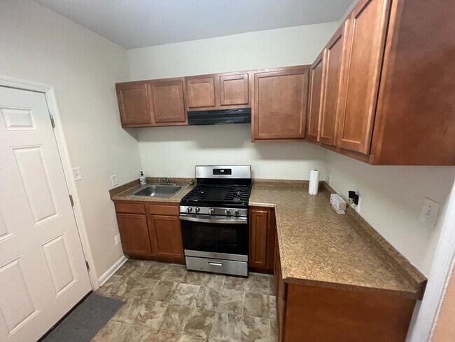 Building Photo - Big 2 bedroom home, fully rehabbed with la...