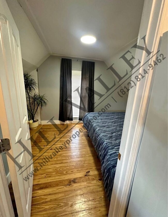 Building Photo - Two Bedroom Upper — All Utilities Paid!