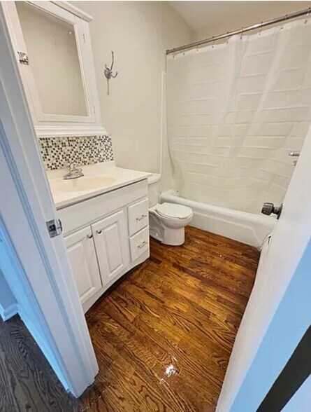 Full Bathroom - 40 Franklin St