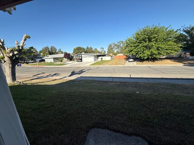 Building Photo - Victorville Green Tree Home- Refurbished 4 Bedrooms, 2 Bathrooms, New Paint,