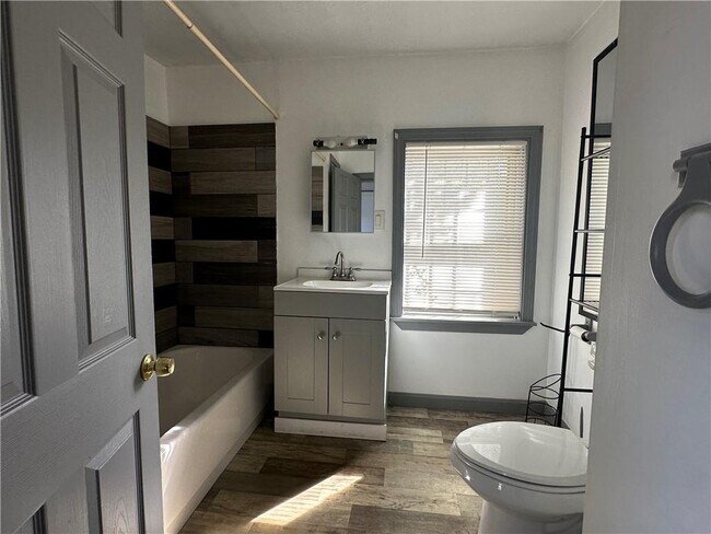 Building Photo - 24 Vale St