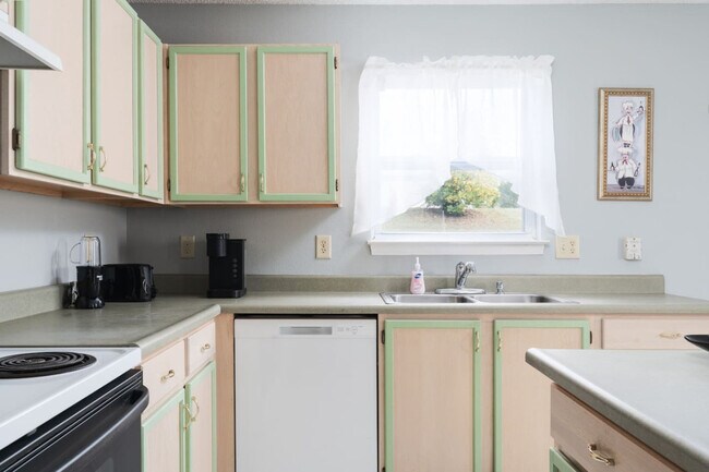 Building Photo - 2155 Shadowbrook Dr