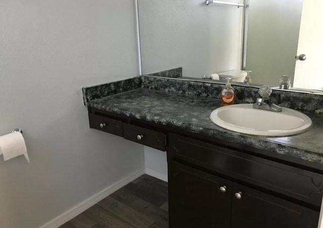 Building Photo - Close to freeway and shopping