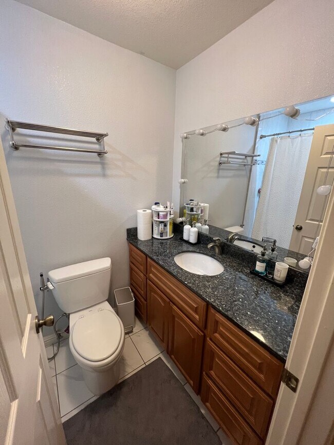 Building Photo - Stunning Pleasanton Vintage Terrace Townhouse! 2 bedrooms and 1.5 bathrooms! Sharp upgrades throu...