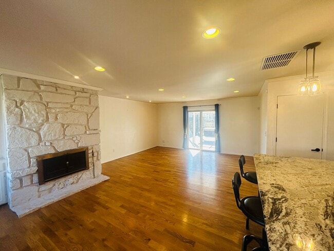 Building Photo - Beautifully updated home just west of Brookside and Trader's Joes in Midtown