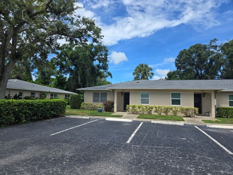 Primary Photo - 7056 W Country Club Dr N