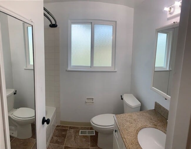 Building Photo - $2,500 Three Bedrooms, Two Baths Home with Private Back Yard, Ready To Lease!