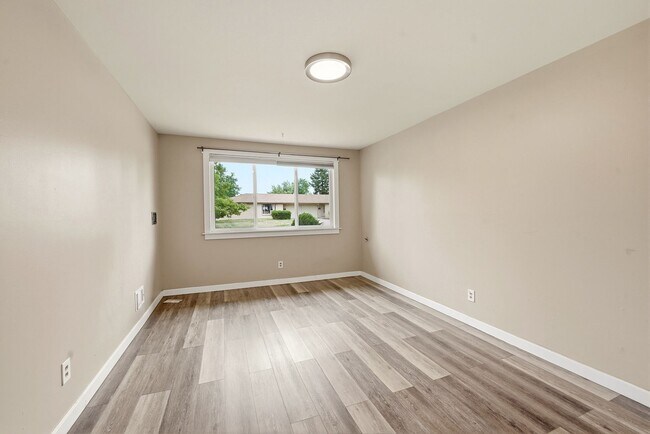 Building Photo - 5 bedroom, 3 1/2 bath, home with two master suites and 2 car garage.