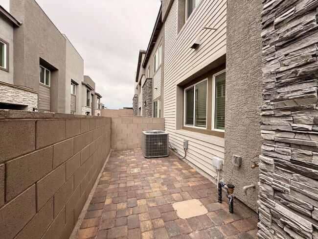 Building Photo - 3 BED 2.5 BATH 2 BALCONY 2 CAR GARAGE TOWNHOUSE IN HENDERSON FOR RENT!!
