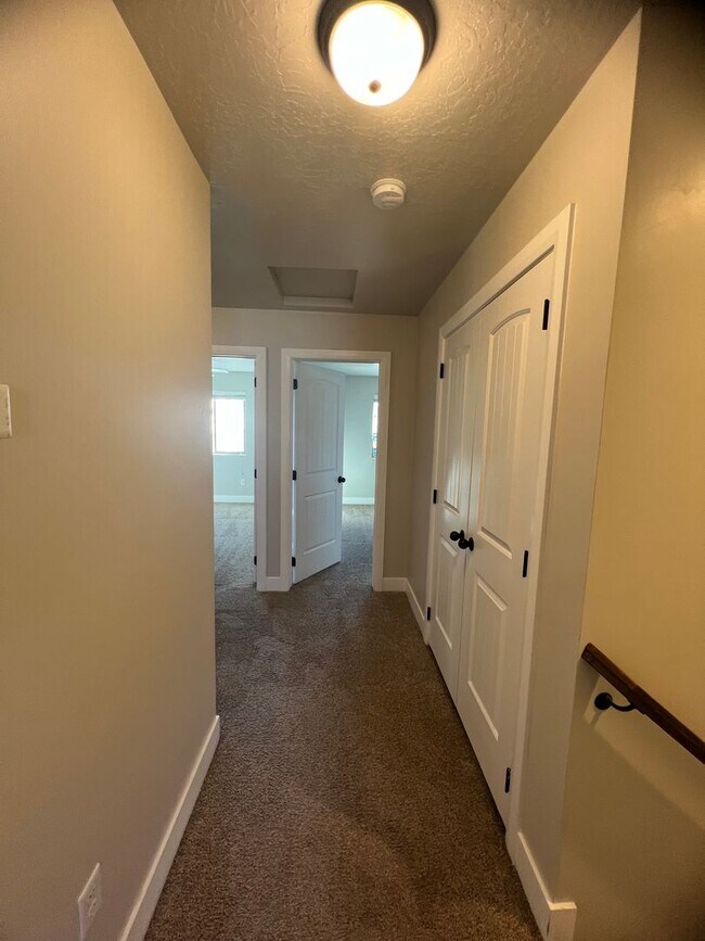 Building Photo - Located in Meadow Crest- 3 bedrooms 3 baths