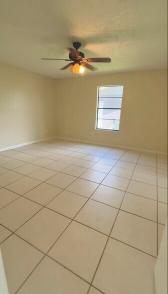 Building Photo - 3039 Queen Palm Dr
