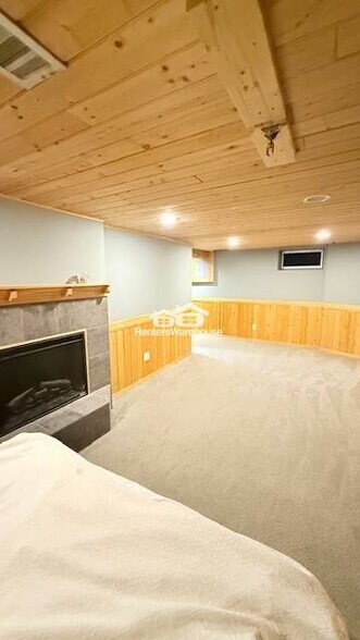 Building Photo - 708 10th Ave SE