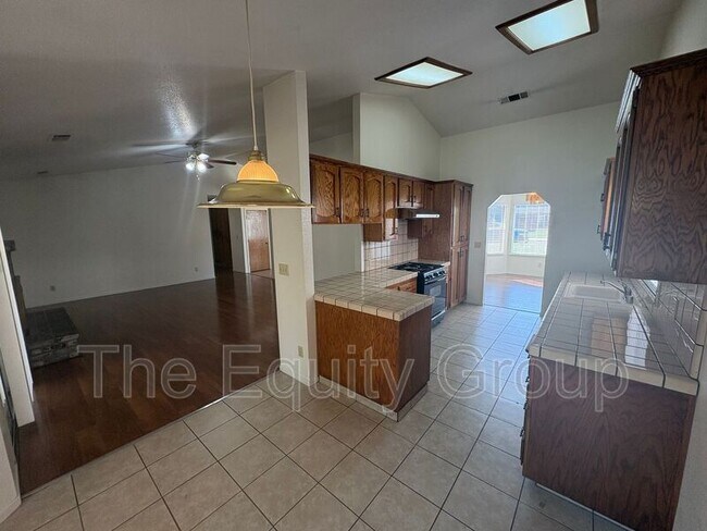 Building Photo - 5936 W Oak Ave