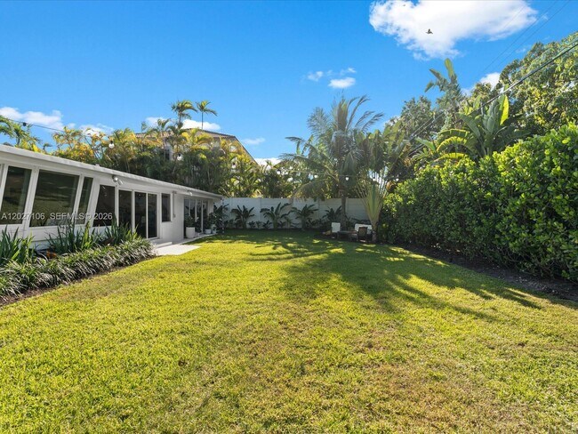 Building Photo - 1945 Alamanda Dr