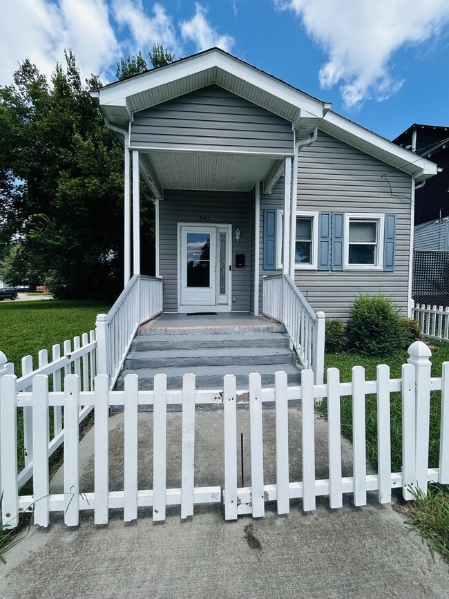 Building Photo - 242 W 28th St